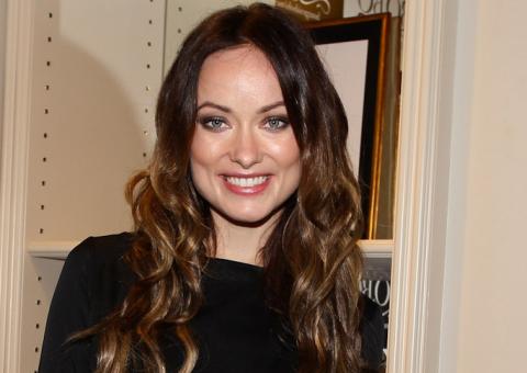  Atriz americana da série 'House' reúne famosas em evento no BR